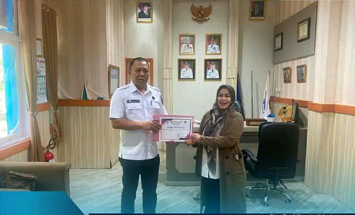 Dinas pendidikan Kota Pagaralam Memberikan Penghargaan Sertifikat Ke SD N 13 Dan SD N 25
