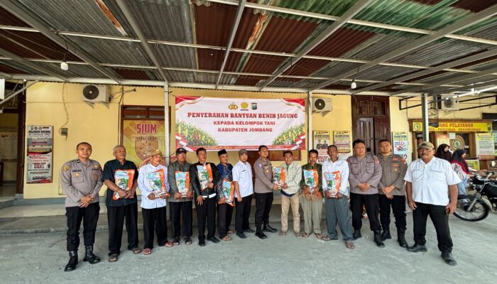 Polres Jombang Serahkan Bantuan .h Jagung dari Kementerian Pertanian kepada Kelompok Tani di Kecamatan Mojowarno
