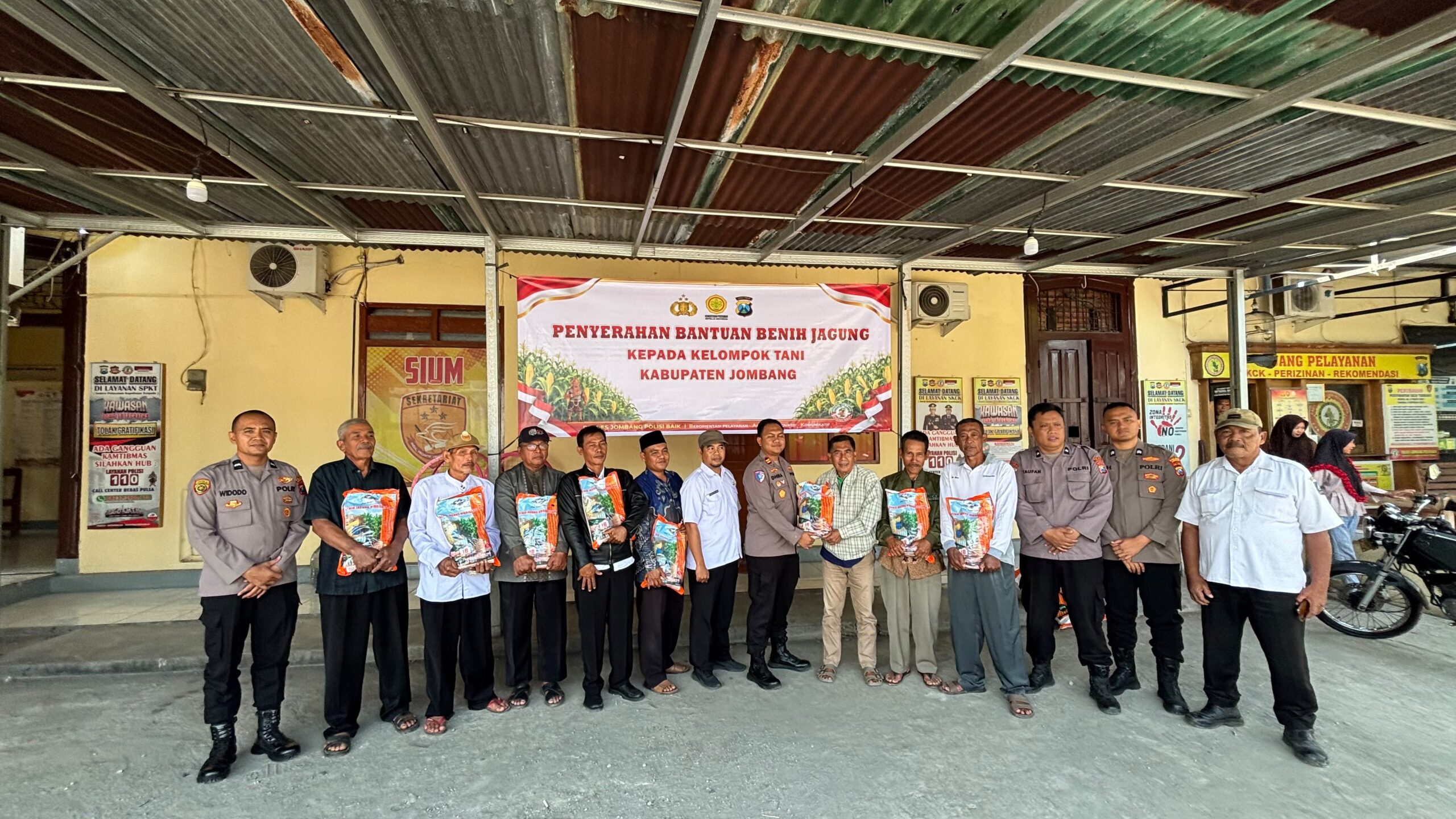 Polres Jombang Serahkan Bantuan .h Jagung dari Kementerian Pertanian kepada Kelompok Tani di Kecamatan Mojowarno