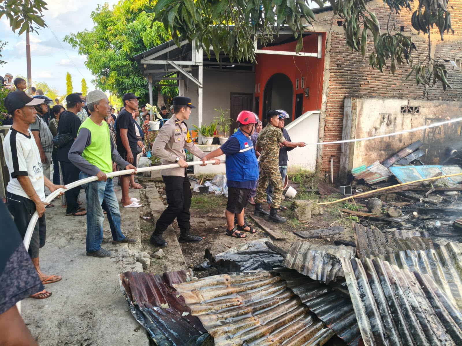 Dua Rumah Terbakar di Polewali, Polisi Lakukan Pengamanan dan Selidiki Penyebab Kebakaran