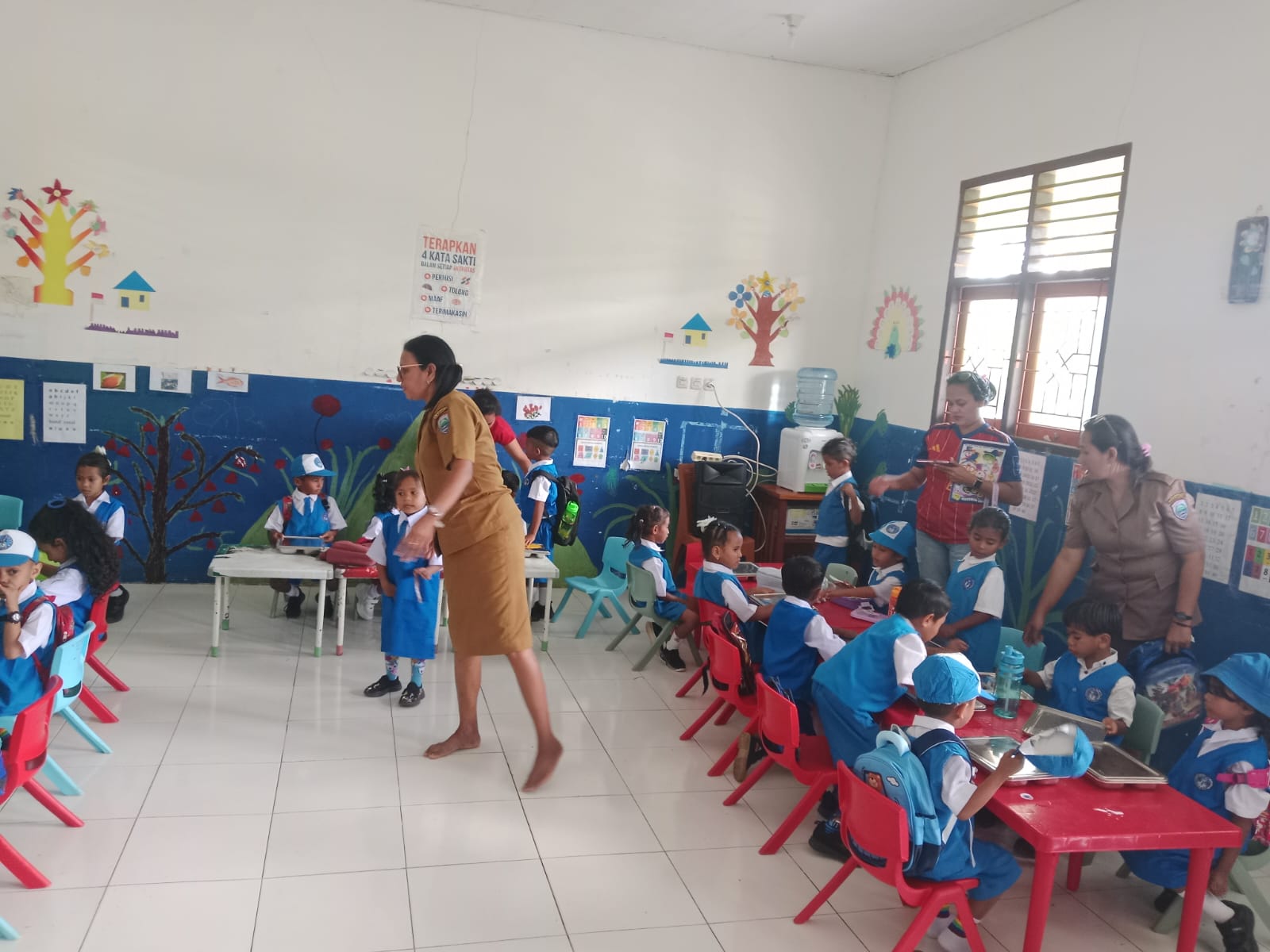 KESERUAN DAN SEMANGAT ANAK TK PEMBINA TIAKUR MENIKMATI MAKAN BERGIZI, TANAMKAN KEBIASAAN SEHAT SEJAK DINI CEGAH STUNTING