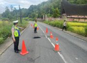 Respon Cepat Jalan Amblas di Lumban Julu,Polres Toba Kawal Perbaikan Jalan Hingga Tuntas