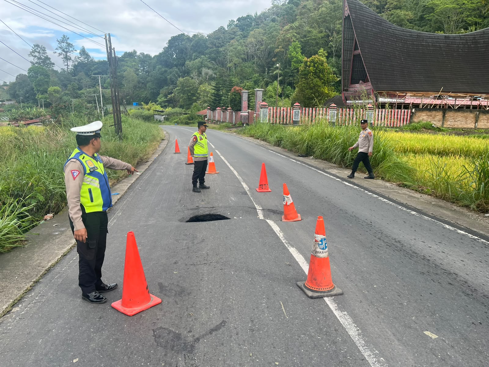 Respon Cepat Jalan Amblas di Lumban Julu,Polres Toba Kawal Perbaikan Jalan Hingga Tuntas