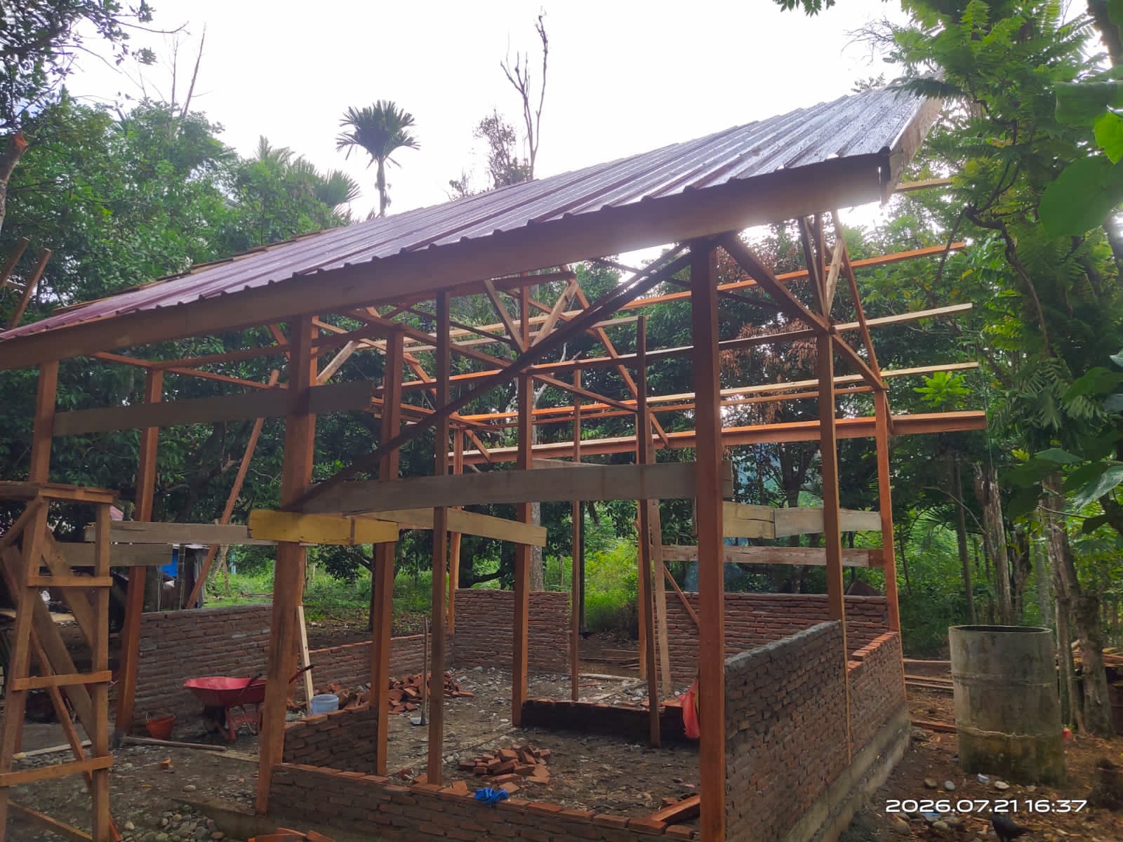 Dari Rumah Reyot Menuju Hunian Layak ,Rehab RTLH Ibu Rabumah Kini Memasuki Tahap Pemasangan Atap