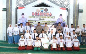 Wujud Kepedulian, Kapolres Jombang Serahkan Beasiswa kepada Putra-Putri Pegawai Negeri Pada Polri Berprestasi