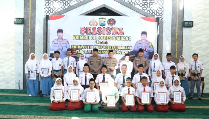 Wujud Kepedulian, Kapolres Jombang Serahkan Beasiswa kepada Putra-Putri Pegawai Negeri Pada Polri Berprestasi