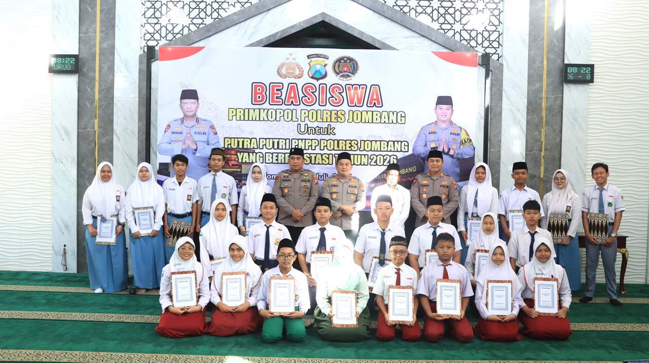 Wujud Kepedulian, Kapolres Jombang Serahkan Beasiswa kepada Putra-Putri Pegawai Negeri Pada Polri Berprestasi