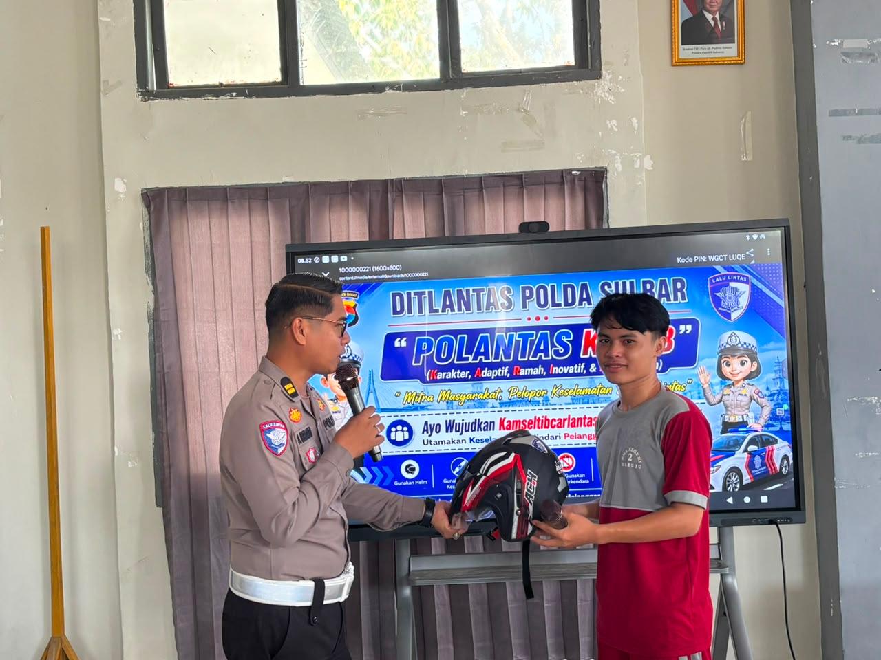 Polantas Karib Polda Sulbar Sapa Pelajar di SMAN 2 Mamuju: Pengenalan E‑Teguran dan Berbagi Helm Gratis