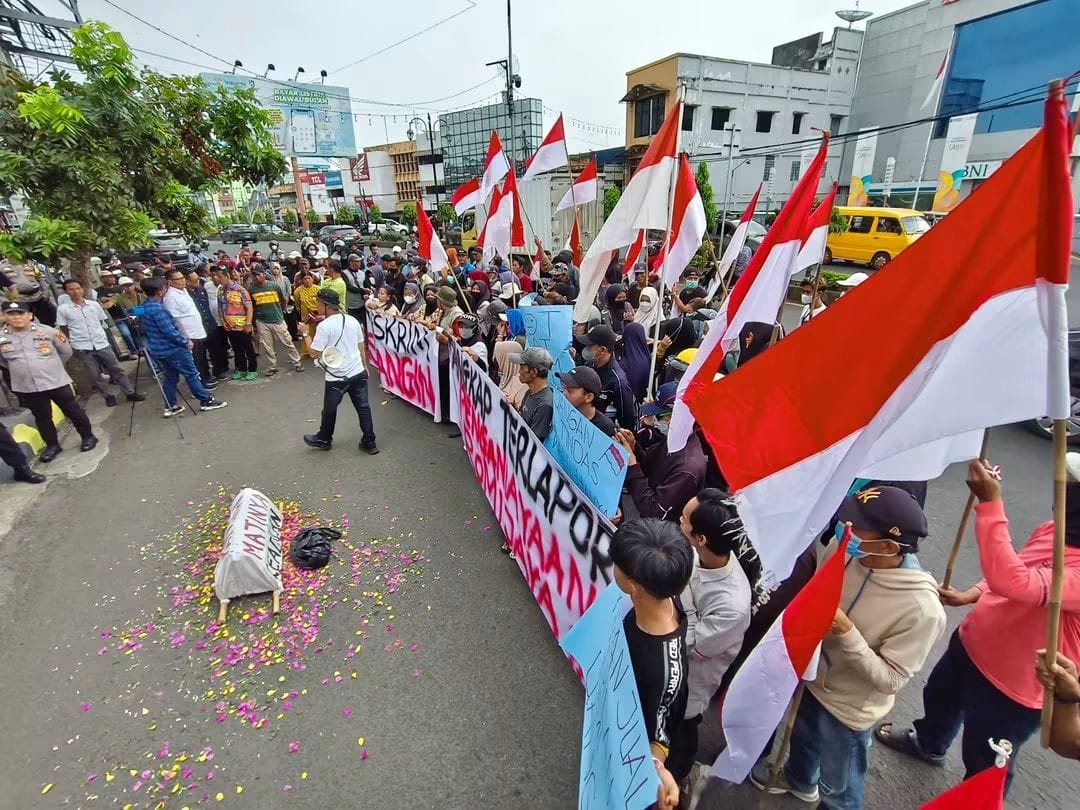 Massa Gelar Aksi di Polres Lubuklinggau, Desak Transparansi Kasus Dugaan Penganiayaan Buruh