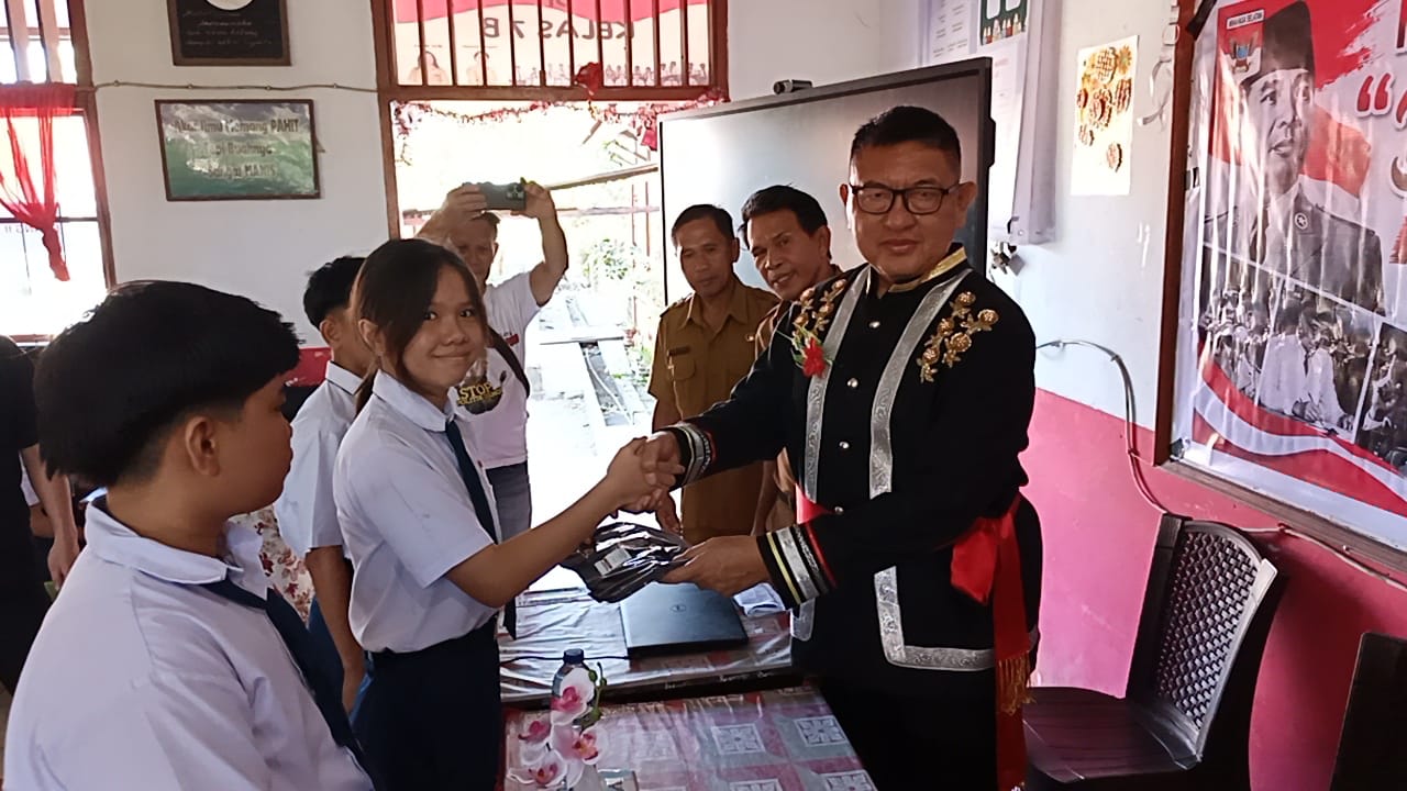 Wabup Minsel Buka Kegiatan “Mengenal Tokoh Bangsa Bung Karno” di SMP Negeri 1 Amurang, Pesan Nasionalisme disampaikan