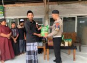 Di Tengah Santri: Polantas Karib Tebar Kebaikan, Serahkan Al-Qur’an dan Bantuan Kebutuhan Pokok