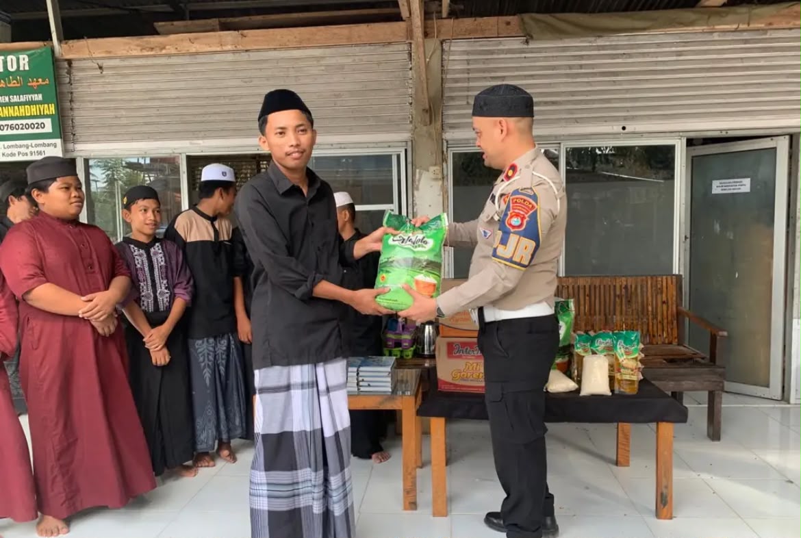 Di Tengah Santri: Polantas Karib Tebar Kebaikan, Serahkan Al-Qur’an dan Bantuan Kebutuhan Pokok