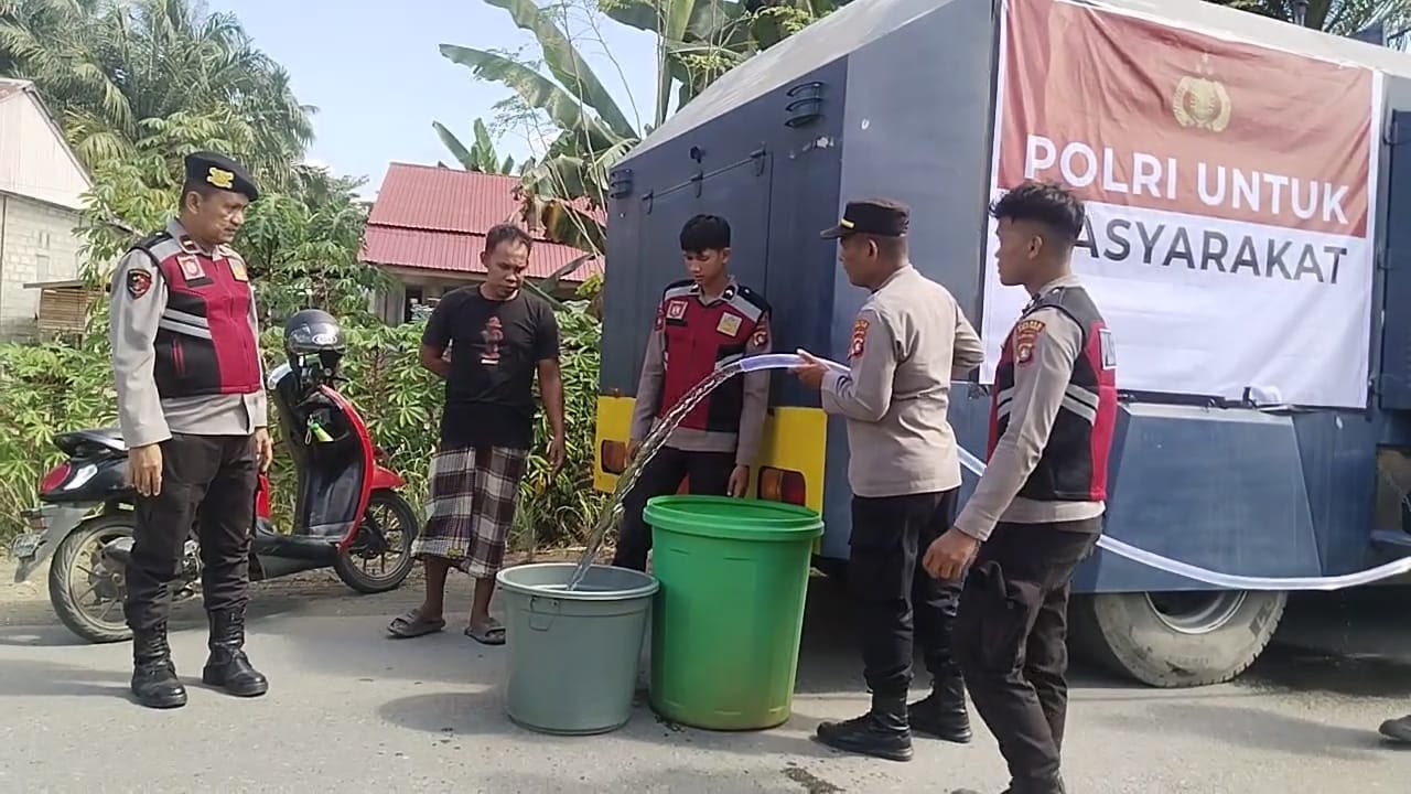 Polres Mamuju Tengah Salurkan Air Bersih, Bagi Warga Yang Terdampak Kemarau 