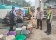 Atasi Kekeringan, Polres Polman Distribusikan 8.000 Liter Air Bersih, Warga Ucapkan Terima Kasih Tulus