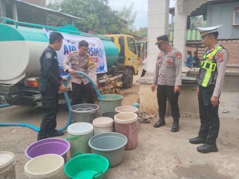 Atasi Kekeringan, Polres Polman Distribusikan 8.000 Liter Air Bersih, Warga Ucapkan Terima Kasih Tulus
