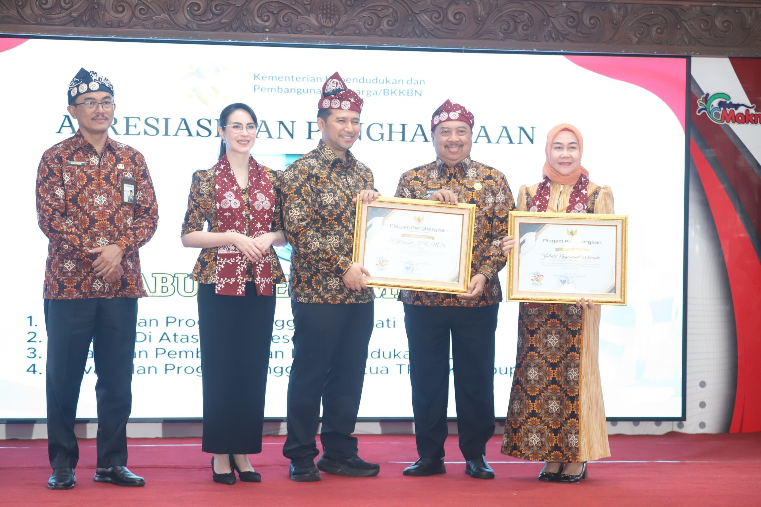 Harganas ke-33 di Malang: Bupati Jombang Warsubi dan Ketua TP PKK Yuliati Nugrahani Warsubi Menerima Penghargaan Nasional