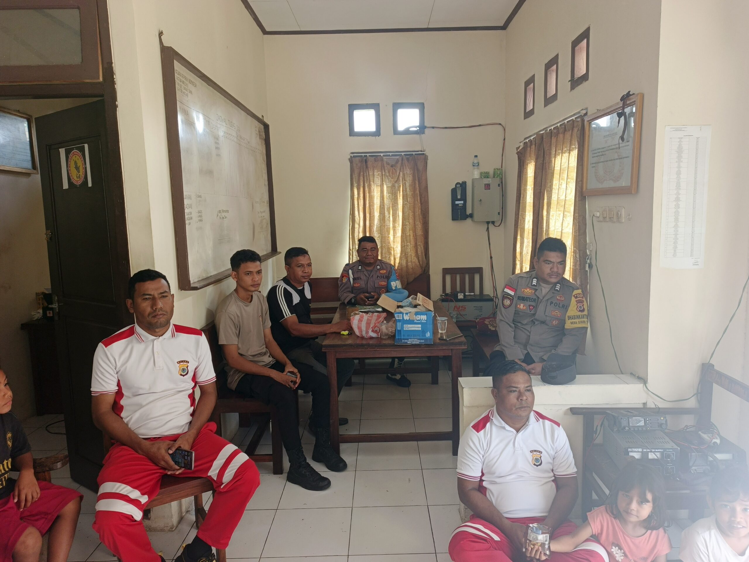MEMBANGUN SINERGITAS,POLSEK KISAR PERBATASAN DAN WARTAWAN GELAR NONTON BARENG TIMNAS PORTUGAL VS KROASIA. 