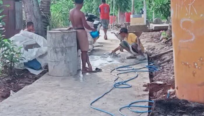 PROYEK JALAN SETAPAK DUSUN ROMLUT DINYATAKAN RAMPUNG, NAMUN PEKERJA BELUM TERIMA UPAH