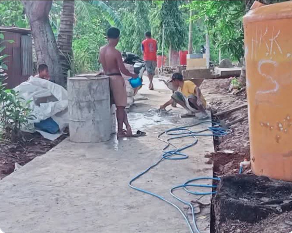 PROYEK JALAN SETAPAK DUSUN ROMLUT DINYATAKAN RAMPUNG, NAMUN PEKERJA BELUM TERIMA UPAH