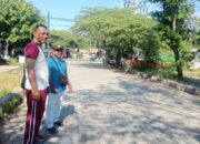 PEMANTAUAN PARKIR DI PINTU BARAT, BHABINKAMTIBMAS KELURAHAN RENTENG PASTIKAN SITUASI AMAN DAN KONDUSIF