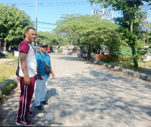 PEMANTAUAN PARKIR DI PINTU BARAT, BHABINKAMTIBMAS KELURAHAN RENTENG PASTIKAN SITUASI AMAN DAN KONDUSIF