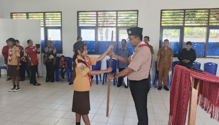 HADIRI PELEPASAN SISWI SMP NOHWALI, CAMAT KISAR UTARA TEKANKAN DISIPLIN DAN KEJUJURAN DI JAMBORE NASIONAL