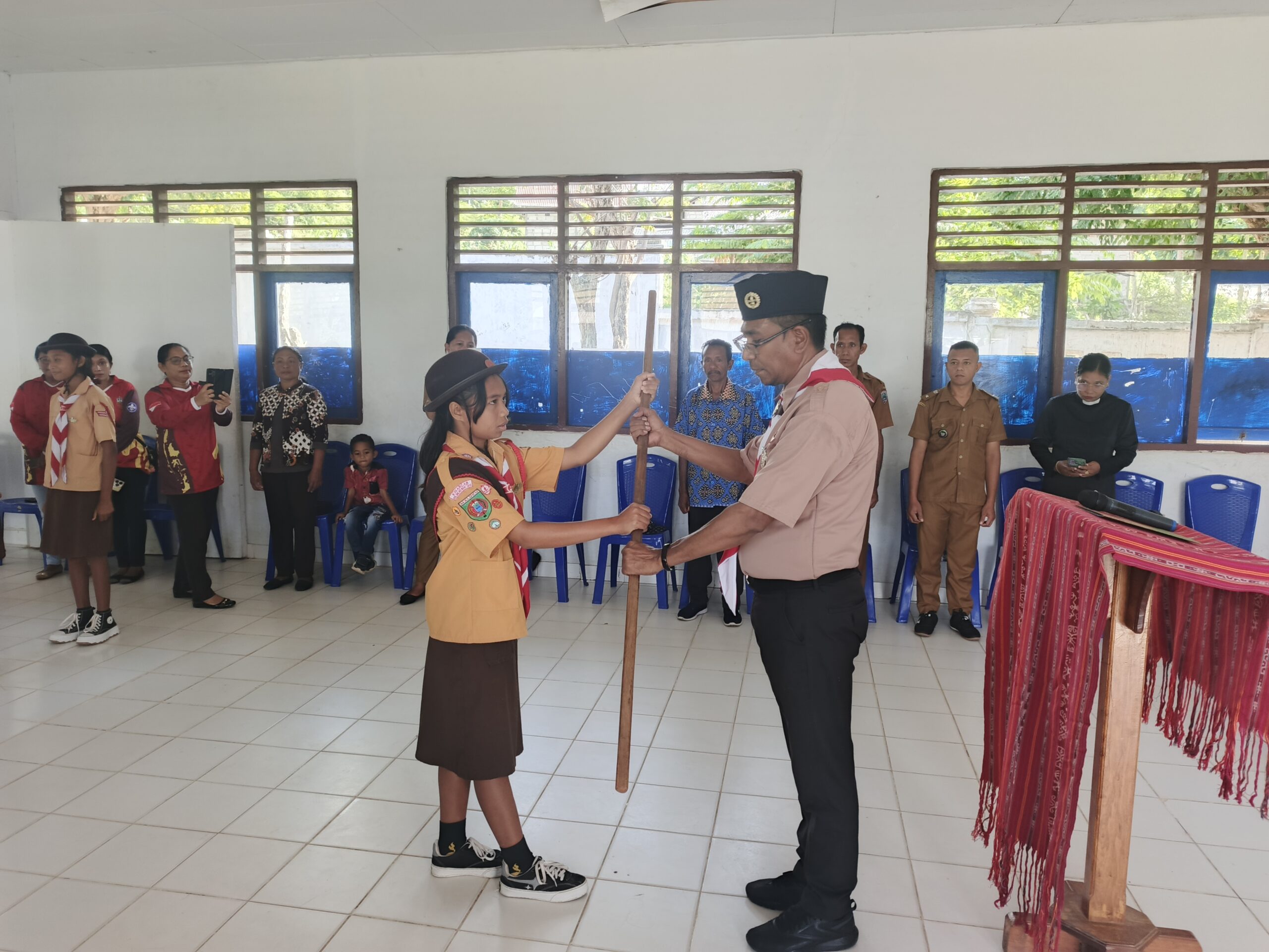 HADIRI PELEPASAN SISWI SMP NOHWALI, CAMAT KISAR UTARA TEKANKAN DISIPLIN DAN KEJUJURAN DI JAMBORE NASIONAL