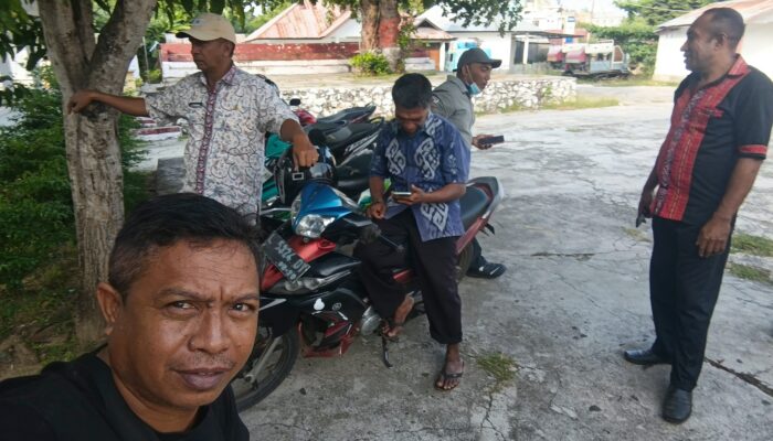 DI WAKTU SENGGANG, PLT CAMAT KISAR SELATAN BAHAS PERTANDINGAN MESIR VS ARGENTINA BERSAMA WARTAWAN DAN STAF