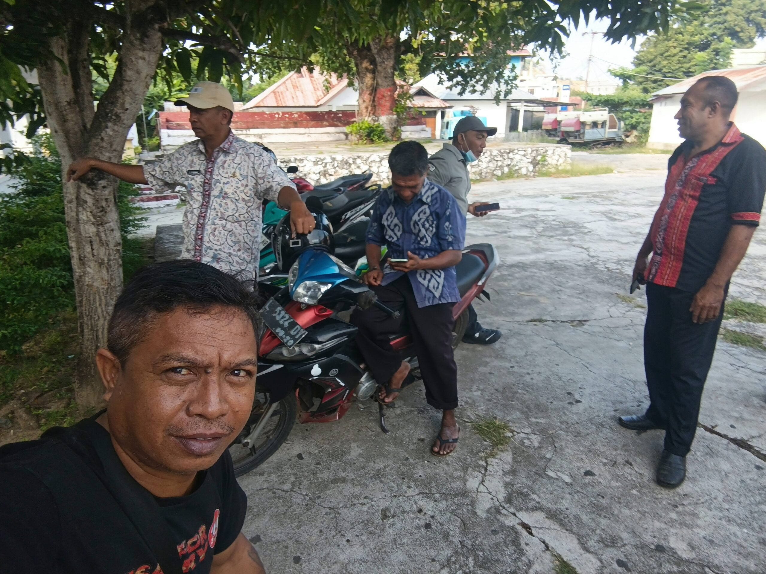DI WAKTU SENGGANG, PLT CAMAT KISAR SELATAN BAHAS PERTANDINGAN MESIR VS ARGENTINA BERSAMA WARTAWAN DAN STAF