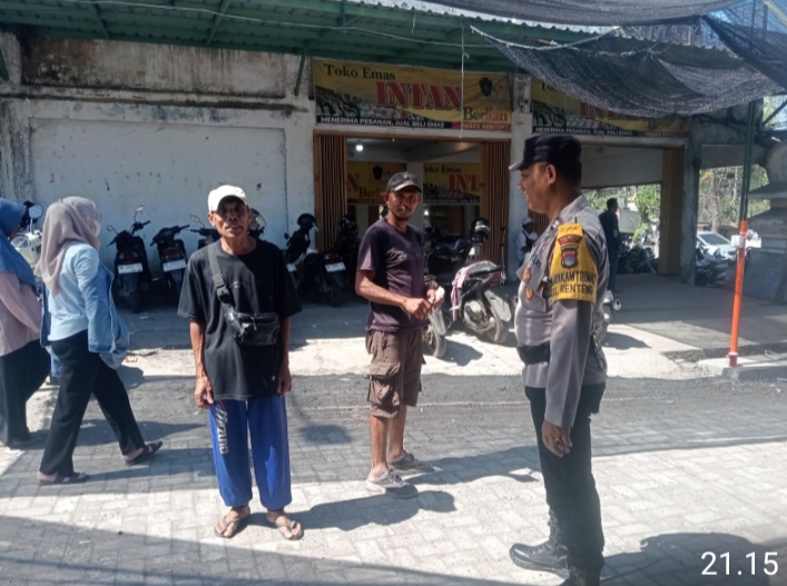 Bhabinkamtibmas Kelurahan Renteng Laksanakan Sambang dan Himbauan Kamtibmas kepada Petugas Parkir Pasar*
