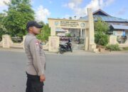 PENGABDIAN DI TAPAL BATAS NKRI: AIPDA HENDRA KIKILAITETY SETIA TEMANI SISWA MENYEBERANGI JALAN