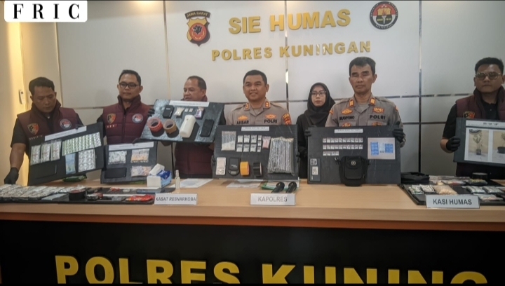 Polisi Gulung Sindikat Narkoba, 12 Tersangka Ditangkap, Sabu Ratusan Juta dan Pohon Ganja Disita