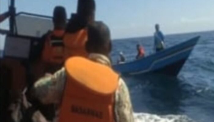Tiga Warga Kei Besar Bersama Kapalnya Terombang Ambing Akibat Mati Mesin Dihantam Gelombang saat perjalanan ke kota Tual. 