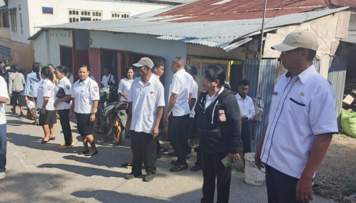 PLT CAMAT KISAR SELATAN LAKUKAN PENERTIBAN PASAR IKAN DI JALAN REHIARA, TIDAK ADA TOLERANSI BAGI YANG BERJUALAN DI BADAN JALAN