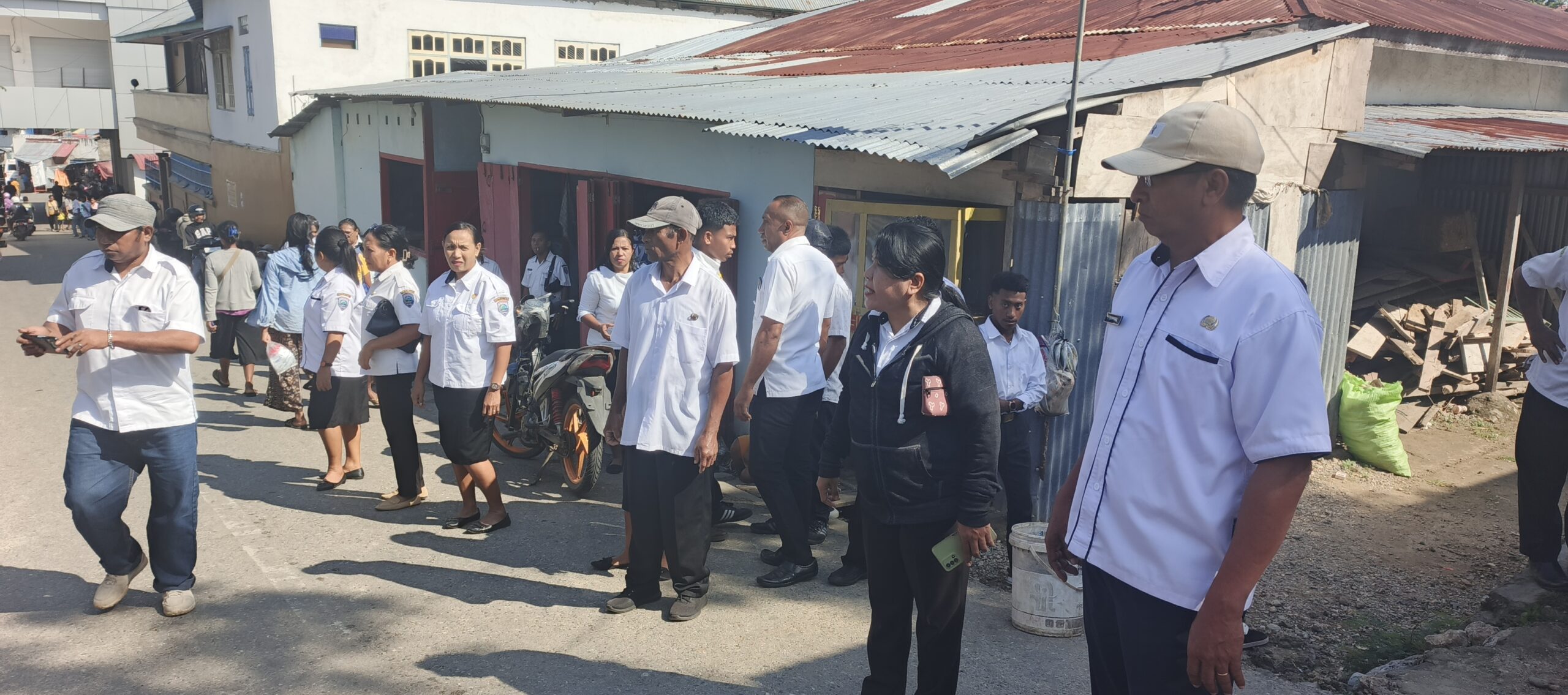 PLT CAMAT KISAR SELATAN LAKUKAN PENERTIBAN PASAR IKAN DI JALAN REHIARA, TIDAK ADA TOLERANSI BAGI YANG BERJUALAN DI BADAN JALAN