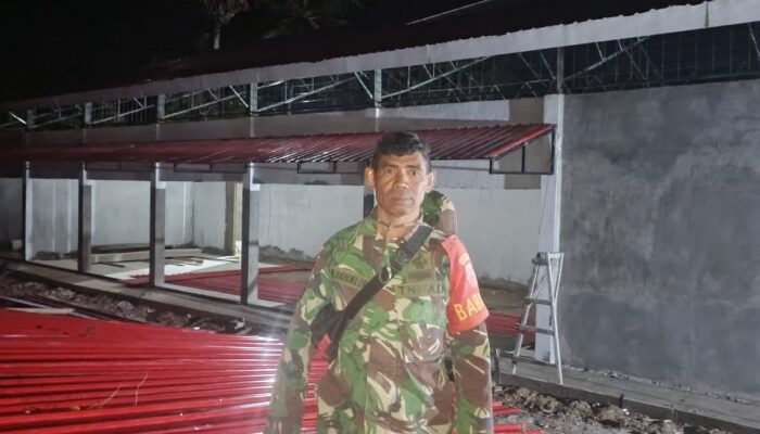 Bekerja Dengan Tulus di Tapal Batas NKRI, Babinsa Oirata Barat Rela Lembur . Selesaikan Gedung Kopdes Merah Putih