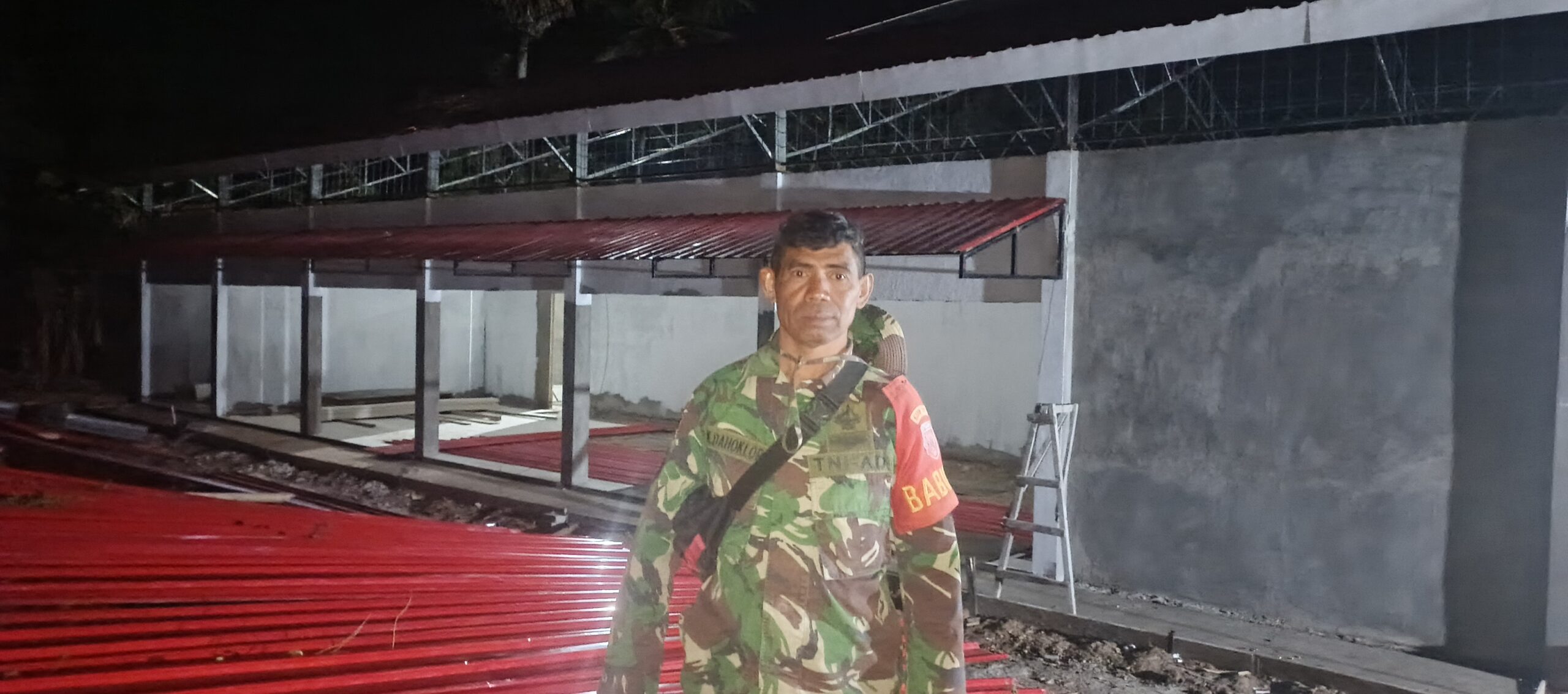 Bekerja Dengan Tulus di Tapal Batas NKRI, Babinsa Oirata Barat Rela Lembur . Selesaikan Gedung Kopdes Merah Putih