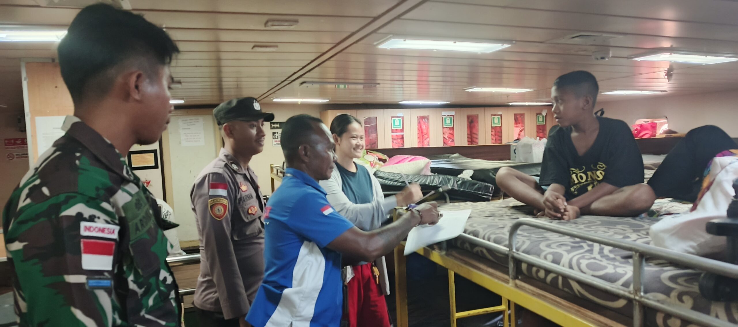 PT Alzenji Transline lakukan penagihan dan pemeriksaan ticket di kapal SN 73:Bayi wajib memiliki ticket Agar tercatat dan terjamin keselamatan. 