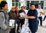 Bupati Samosir Vandiko Timotius Gultom .S. Dorong Ketahanan Pangan,Bupati Vandiko Serahkan 23,55 Ton .h Jagung dan Alat Bantu Pertanian