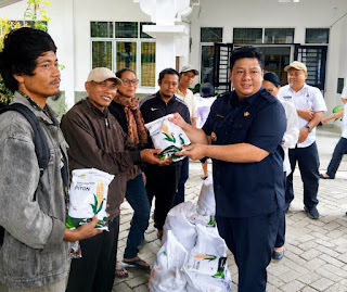 Bupati Samosir Vandiko Timotius Gultom .S. Dorong Ketahanan Pangan,Bupati Vandiko Serahkan 23,55 Ton .h Jagung dan Alat Bantu Pertanian