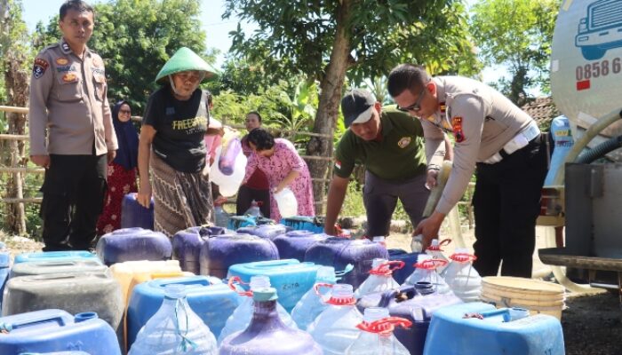 Semangat Hari Bhayangkara ke-80, Polres Tegal Salurkan Bantuan Air Bersih untuk Warga Terdampak Kemarau
