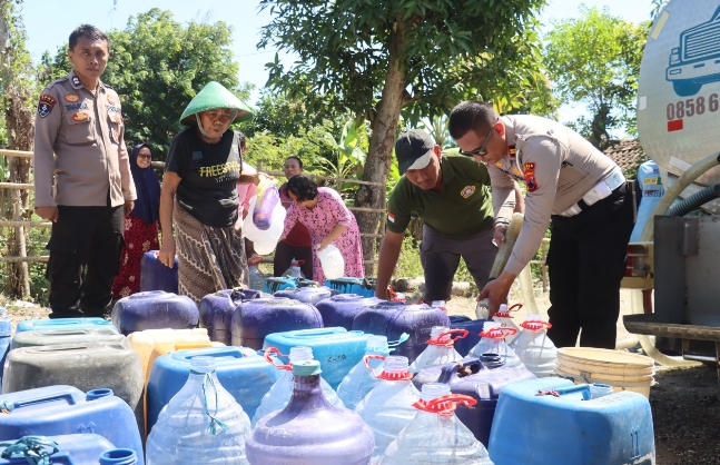 Semangat Hari Bhayangkara ke-80, Polres Tegal Salurkan Bantuan Air Bersih untuk Warga Terdampak Kemarau