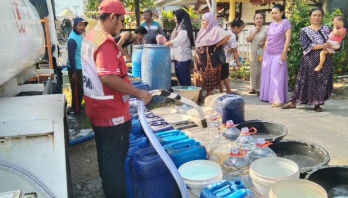 Krisis Air Bersih .ai Melanda, PMI Kabupaten Tegal Salurkan 368 Ribu Liter Air untuk Ribuan Warga Terdampak Kekeringan
