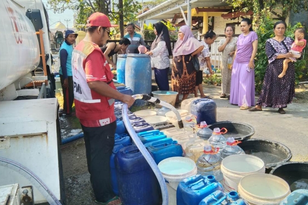 Krisis Air Bersih .ai Melanda, PMI Kabupaten Tegal Salurkan 368 Ribu Liter Air untuk Ribuan Warga Terdampak Kekeringan