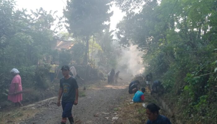 Salut! Warga Dusun Krajan II Pemalang Kompak Rogoh Kocek Sendiri, Jalan Rusak Diperbaiki Lewat Semangat Gotong Royong