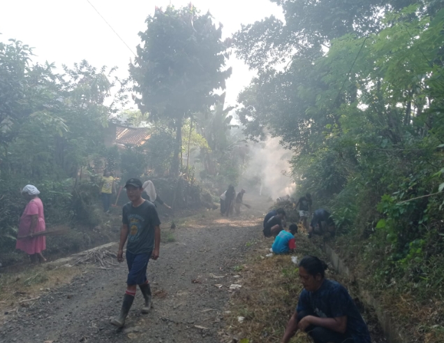 Salut! Warga Dusun Krajan II Pemalang Kompak Rogoh Kocek Sendiri, Jalan Rusak Diperbaiki Lewat Semangat Gotong Royong