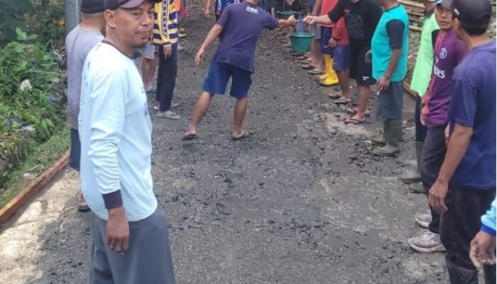 Ratusan Warga Jembayat Patungan Cor Jalan Rusak Puluhan Tahun, Aksi Swadaya yang Menginspirasi di Tengah Efisiensi Anggaran