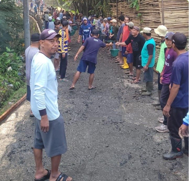 Ratusan Warga Jembayat Patungan Cor Jalan Rusak Puluhan Tahun, Aksi Swadaya yang Menginspirasi di Tengah Efisiensi Anggaran