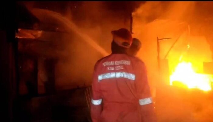 Si Jago Merah Mengamuk di Pagerbarang, Satu Rumah Ludes Terbakar, Warga Berhasil Selamat