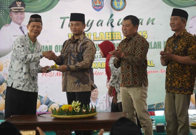 Bupati Tegal Ajak Guru Swasta Jadi Ujung Tombak Sukseskan Program Sadesa, Wujudkan Satu Desa Satu Sarjana